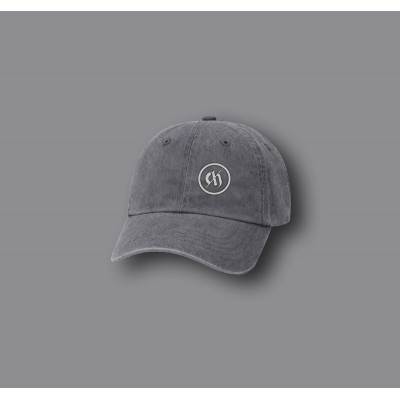 Szara czapka w logo CH...
